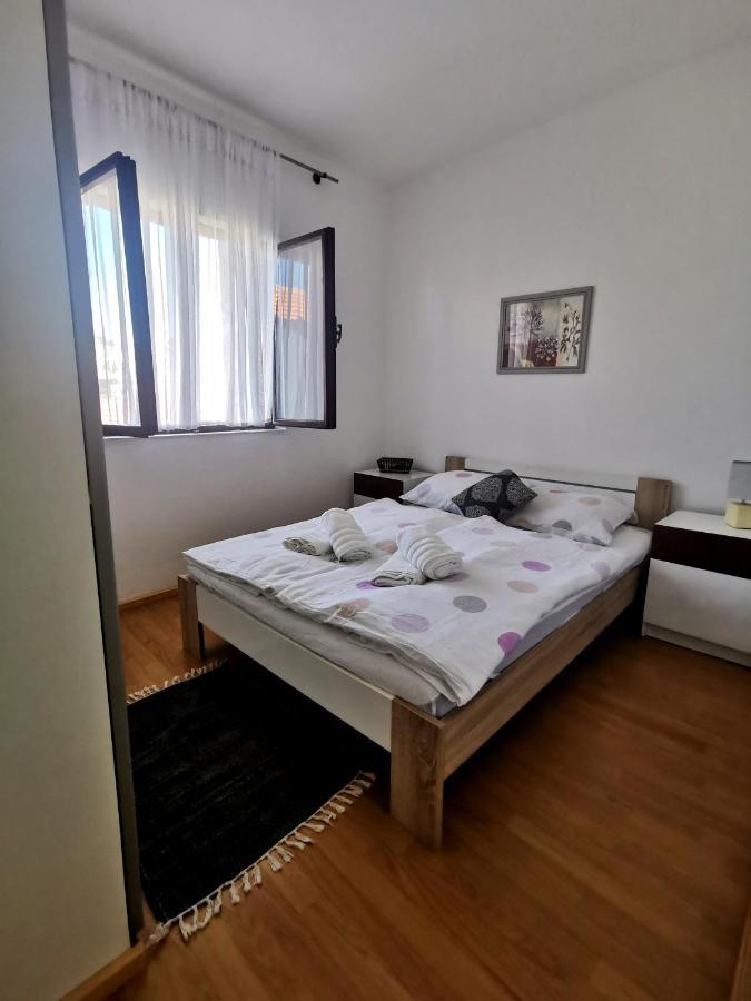 Apartments Losotovi Vrboska Exterior photo