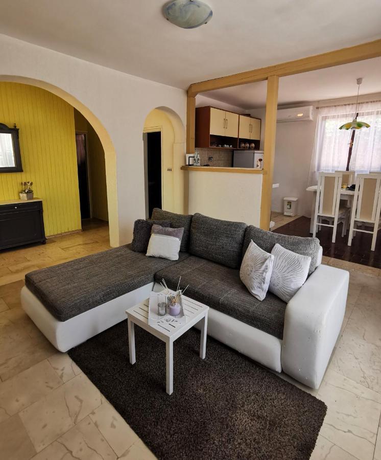 Apartments Losotovi Vrboska Exterior photo