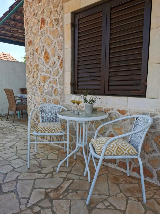 Apartments Losotovi Vrboska Exterior photo